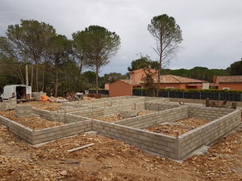 Construction d'une villa T5 contemporaine avec toit terrasse dans le Gard