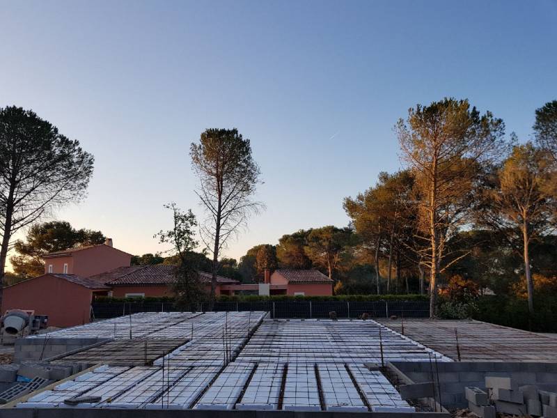 Construction d'une villa T5 contemporaine avec toit terrasse dans le Gard