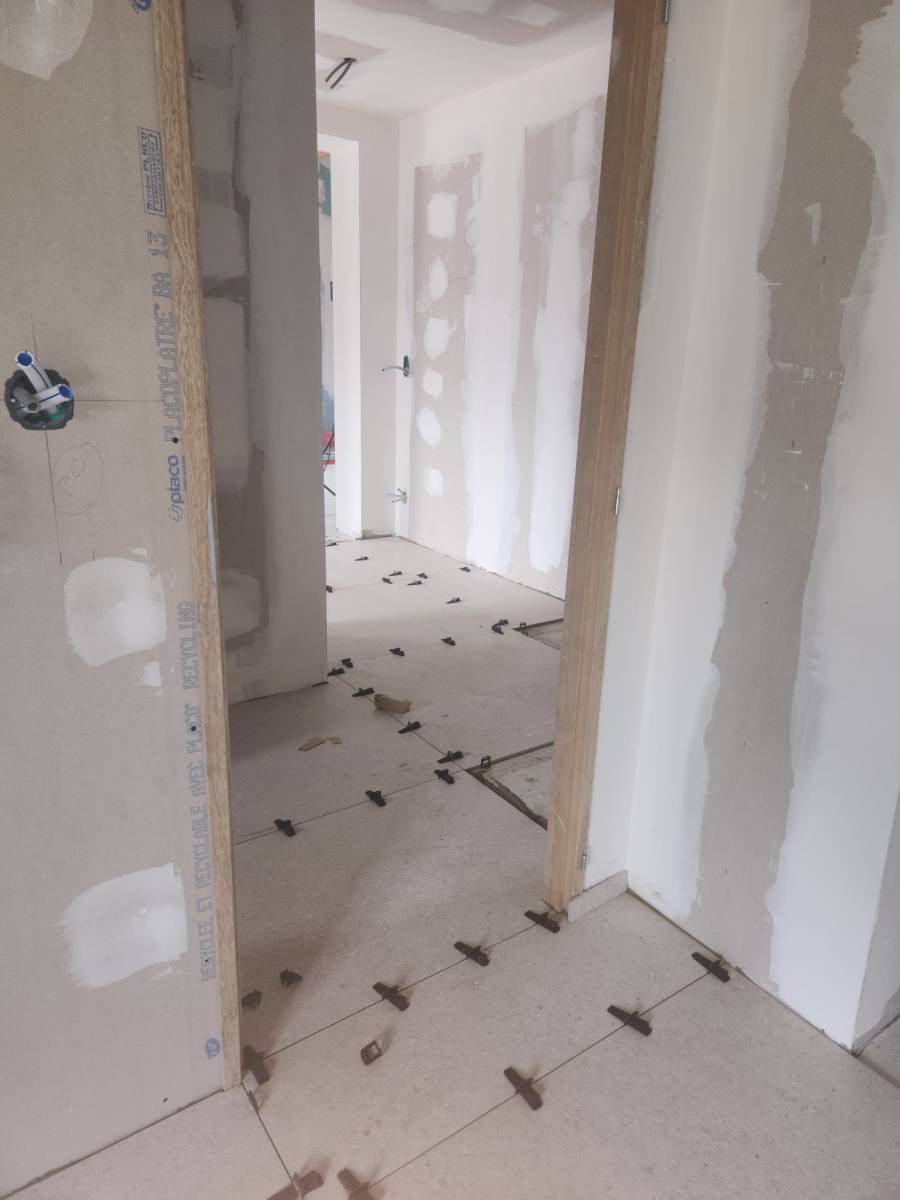 finitions soignées sur le placo dans une villa aux alpilles