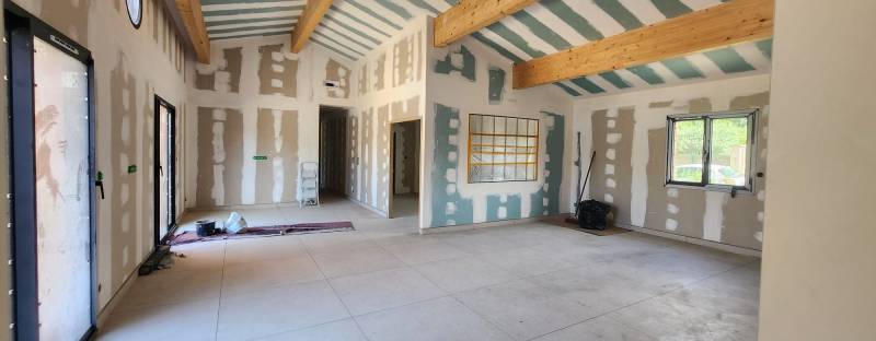 finitions soignées sur le placo dans une villa aux alpilles